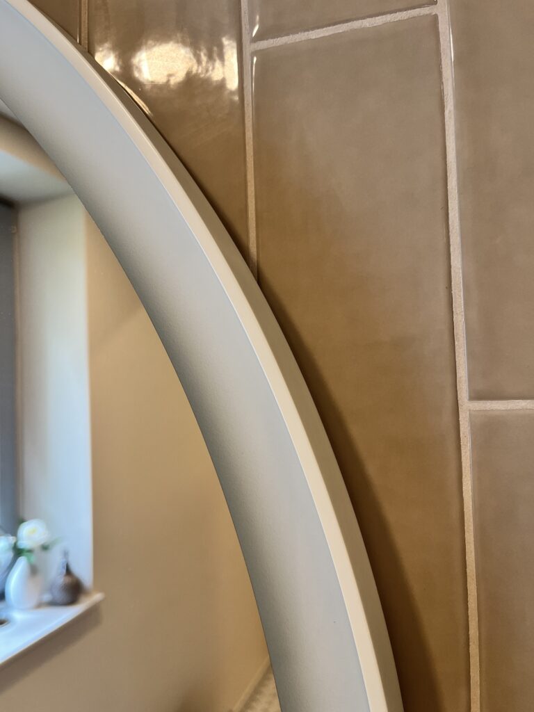 Apvalus veidrodis su rėmu ir LED apšvietimu palei kraštą, D 800 mm, butas Vilnius