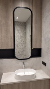 Veidrodis juodu remeliu apvalintais kampais