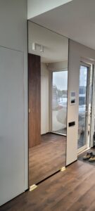 Veidrodis su minimalistiniu juodu remeliu