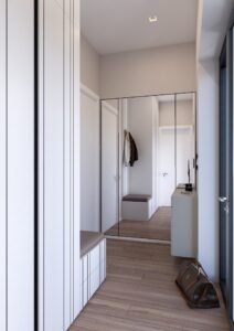 Veidroziai su minimalistiniu juodu remeliu