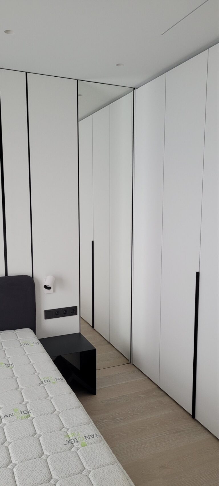 Minimalistinis veidrodis nišoje nuo grindų iki lubų su juodu aliuminio profilio rėmeliu, privatus namas Vilnius, 600×2750 mm