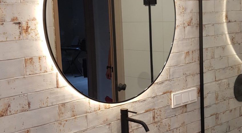 Apvalus šviečiantis su juodu rėmeliu