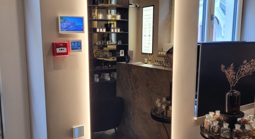 Arka su galiniu apšvietimu brozinis veidrodis