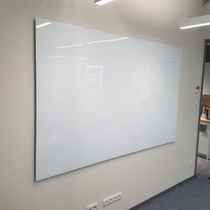 Balta magnetine stikline lenta 2200x1400 (002)