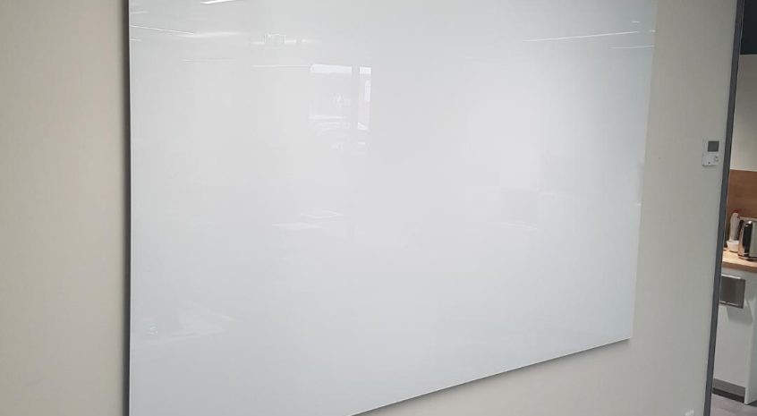 Balta magnetine stikline lenta 2200x1400 (002)