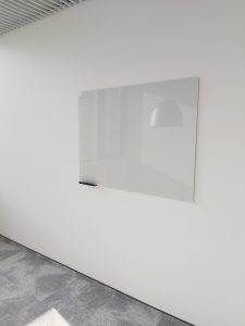 Balta rašymo lenta 1200x900 su juoda lentynele (002)