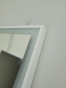 Baltas rėmelis apšvietimas palei rėmelio kraštą į priekį