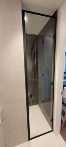 Durys juodu apvadu 2