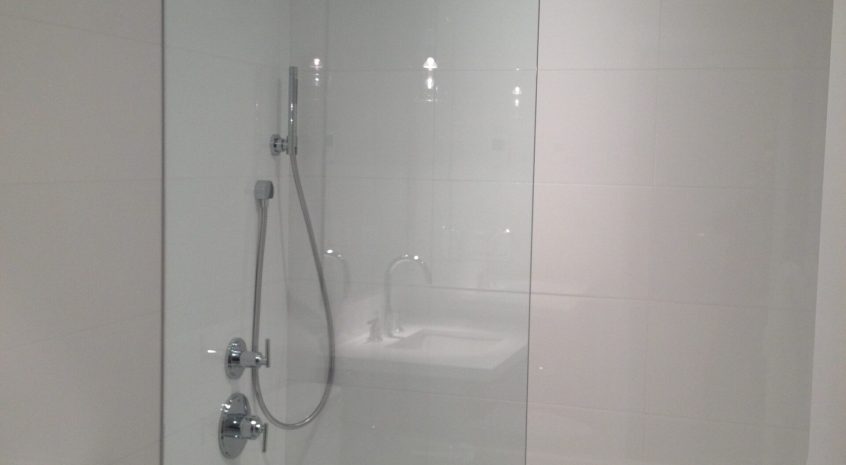 Dušo atitvaras ant vonio krašto