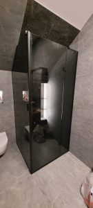 Dušo kabina iš tonuoto pilkai stiklo