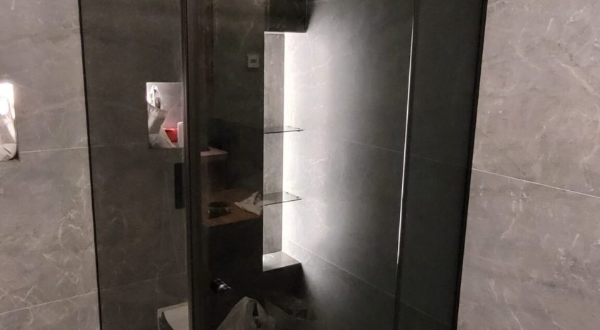 Dušo kabina iš tonuoto pilkai stiklo