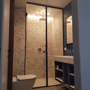 Dušo kabina su juoda furnitūra