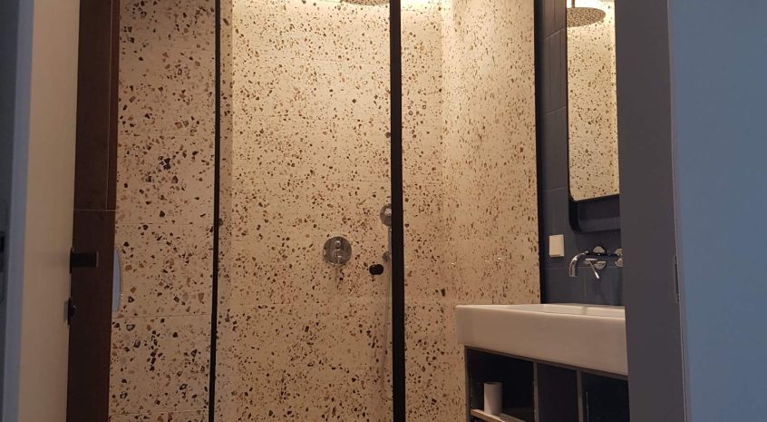 Dušo kabina su juoda furnitūra