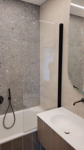 Dušo sienutė ant vonios