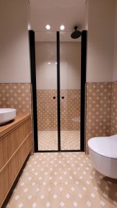 Dviverės dušo durys juodos