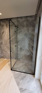 Kampinė dušo kabina (Judos spalvos furnitūra) 2