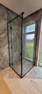 Kampinė dušo kabina (Judos spalvos furnitūra)