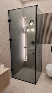 Kampinis dušas tonuotas pilkai stiklas