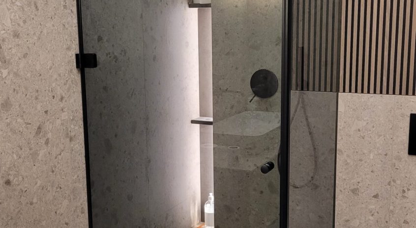 Kampinis dušas tonuotas pilkai stiklas