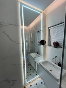 LED veidrodis su galiniu ir priekiniu apšvietimu