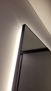 Minimalistinis juodos aliuminio rėmelis ir galinis apšvietimas