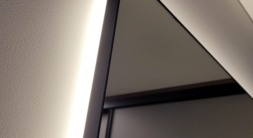 Minimalistinis juodos aliuminio rėmelis ir galinis apšvietimas