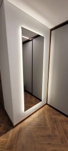 Minimalistinis rėmelis ir galinis apšvietimas