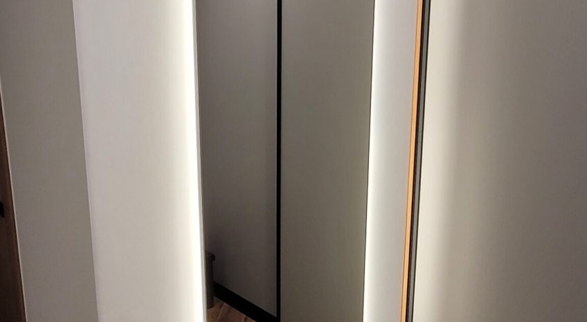 Minimalistinis rėmelis ir galinis apšvietimas