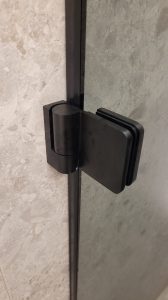 Pakeliami juodi lankstai