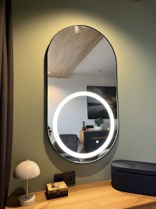 Piliulės formos veidrodis su LED apšvietimu ir juodu rėmeliu 2