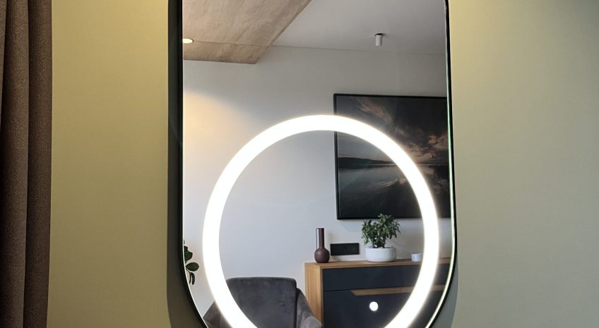 Piliulės formos veidrodis su LED apšvietimu ir juodu rėmeliu 2