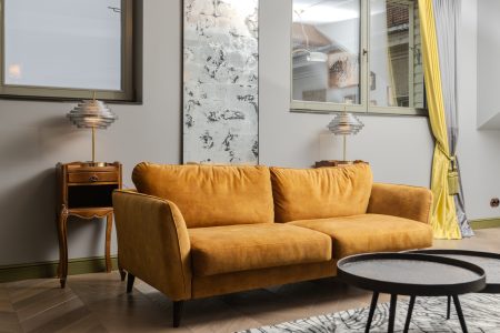 Ranku darbo sendintas sidabrinis veidrodis