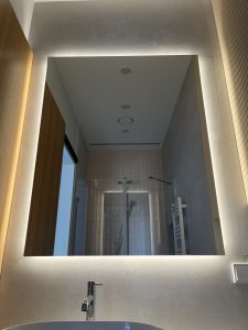 Stačiakampis veidrodis su galiniu LED apšvietimu