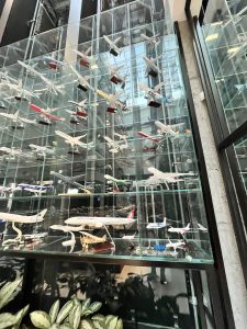 Stiklinės ekspozicines lentynos