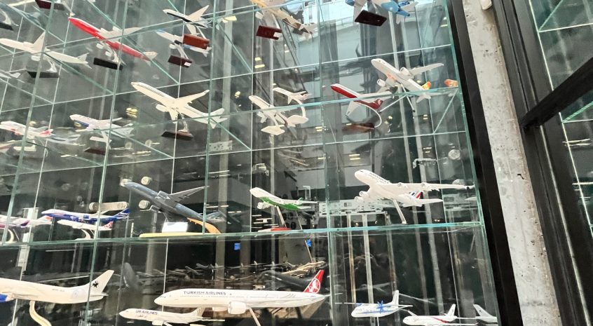 Stiklinės ekspozicines lentynos