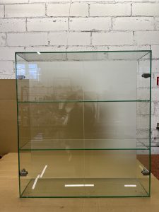 Stiklines vitrina su durelėmis