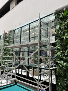 Stikliniu konstrukcijus klijavimas ir montavimas