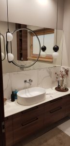 Šviečiantis veidrodis apvalintais galais juodu remeliu 2