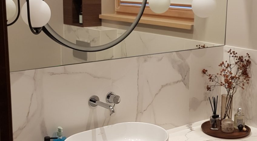 Šviečiantis veidrodis apvalintais galais juodu remeliu 2