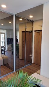 Veidrodinės durys ir siena