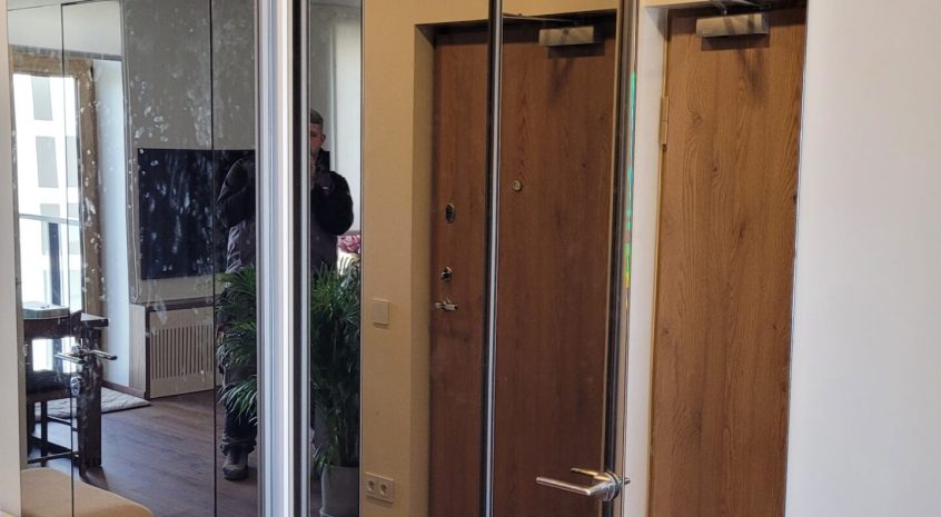 Veidrodinės durys ir siena