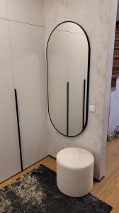 Veidrodis juodame rėmelyje