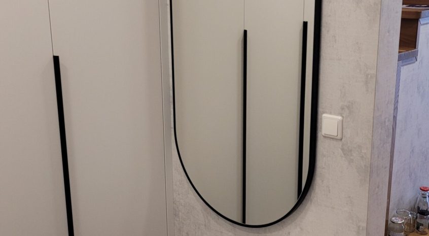 Veidrodis juodame rėmelyje