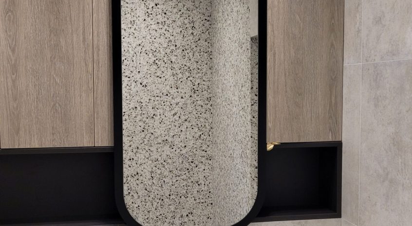 Veidrodis juodu remeliu apvalintais kampais