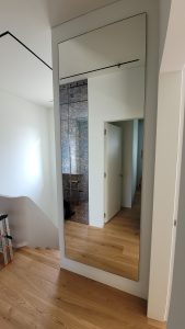 Veidrodis minimalistiniu juodu remeliu