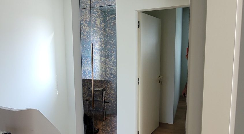 Veidrodis minimalistiniu juodu remeliu