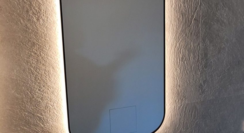 Veidrodis su LED -galinis apšvietimas