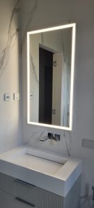 Veidrodis su MDF rėmeliu - priekinis apšvietimas. Svečių-vaikų-tėvų gali būti