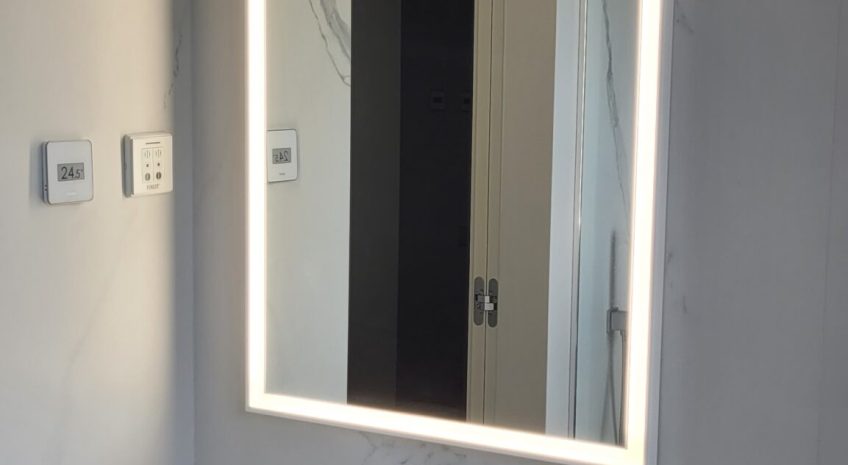 Veidrodis su MDF rėmeliu - priekinis apšvietimas. Svečių-vaikų-tėvų gali būti