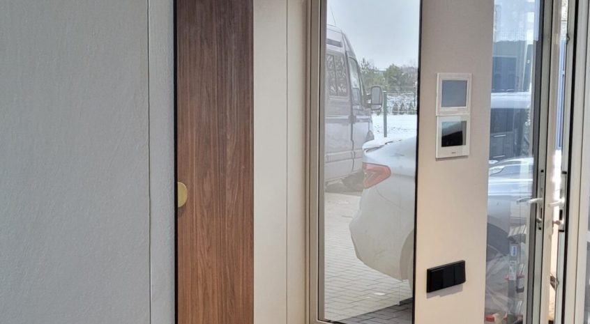 Veidrodis su minimalistiniu juodu remeliu